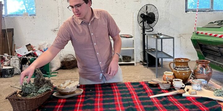 Andrei Ghițescu la atelierul de săpunărit tradițional Dobrogea Imersivă, demonstrând prepararea săpunului artizanal cu plante aromatice și vase de ceramică tradițională, parte din atelierele culturale de meșteșuguri românești. Sapun traditional din lesie . sapun din untura cu pelin
